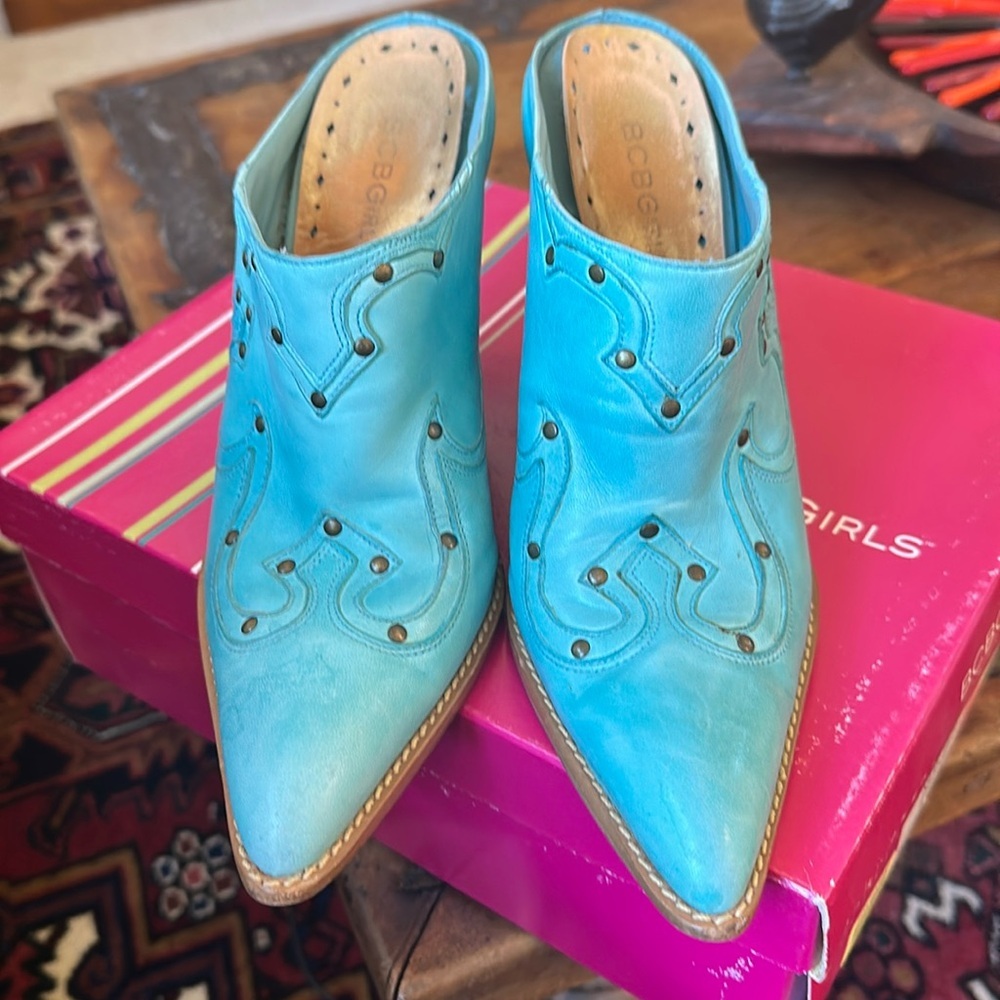 Vintage BCBGirls turquoise mule size 7. A bit faded.